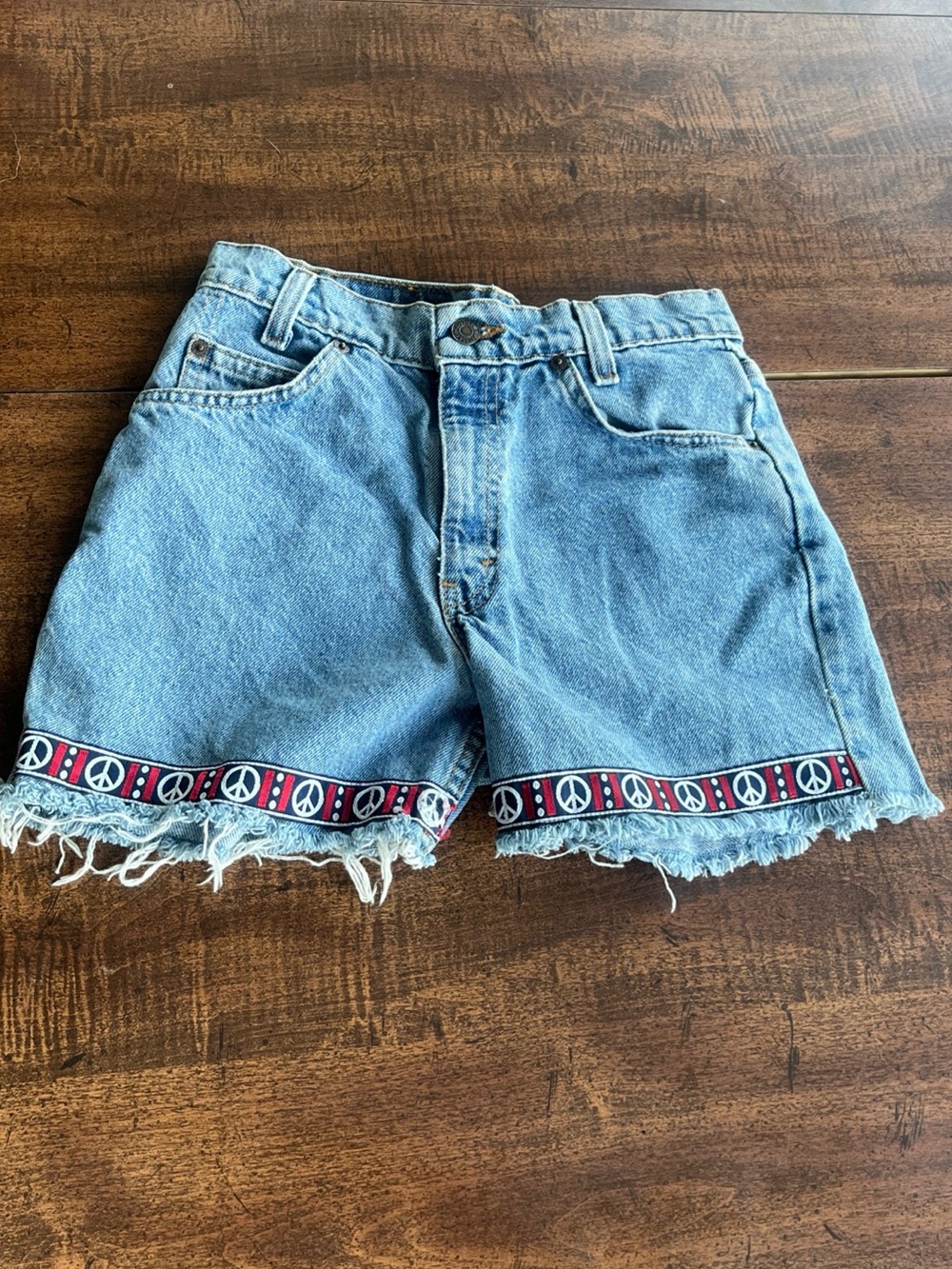 Vintage Levi’s 550 USA Denim Cutoff Shorts Peace Sign Trim Festival Boho 27